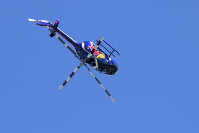 Experimental 100kts-200kts (N133EH) - Red Bulls MBB BO-105 rolls inverted during flight routine during EAA AirVenture 2018