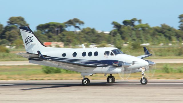 Beechcraft King Air 90 (G-MOSJ)