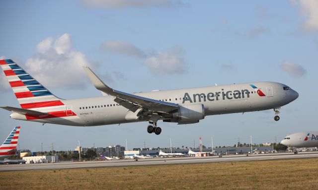 BOEING 767-300 (N379AA)