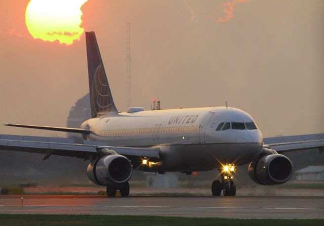 Airbus A320 (N449UA)