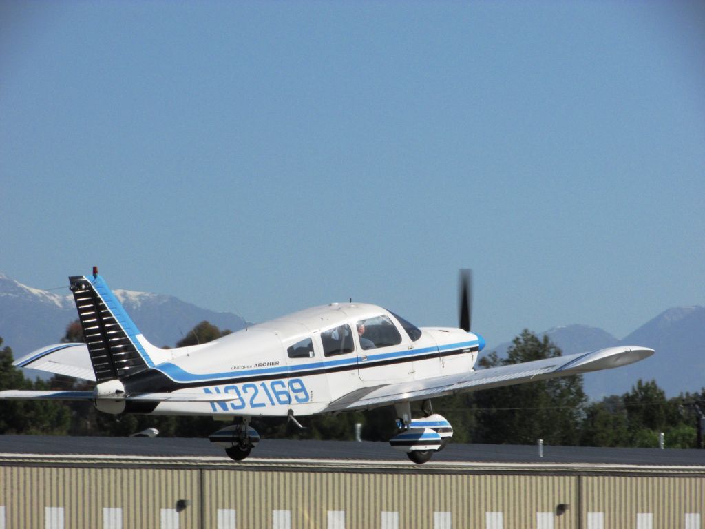 Piper Cherokee (N32169) - Taking off from RWY 6