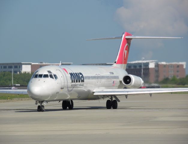 McDonnell Douglas DC-9-40 (N751NW)