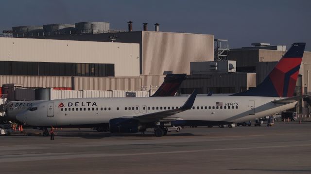 Boeing 737-800 (N3764D)