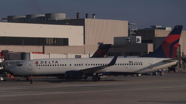 Boeing 737-800 (N3764D)