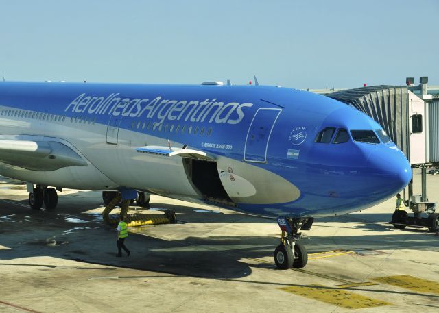 Airbus A340-300 (LV-CSE) - Aerolineas Argentinas A340-313 LV-CSE in Barcelona 