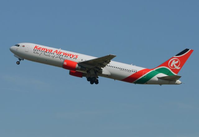 BOEING 767-300 (5Y-KYW) - 22/04/2013br /Take-off piste 08D