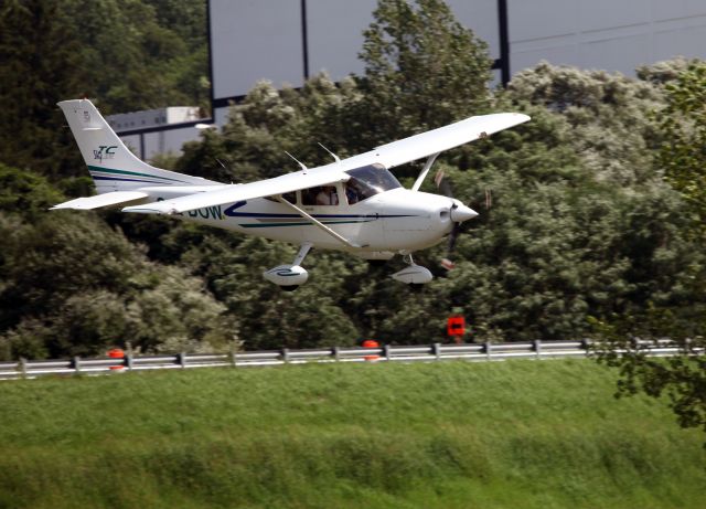 Cessna Skylane (C-FDOW) - Landing on RW26 at KDXR. RELIANT AIR has the lowest fuel price on the Danbury (KDXR)airport.