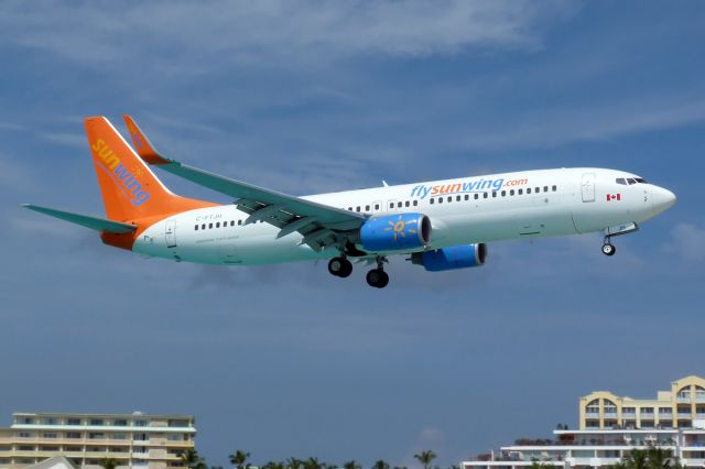 Boeing 737-800 (C-FTJH)