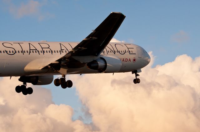 BOEING 767-300 (C-FMWY)