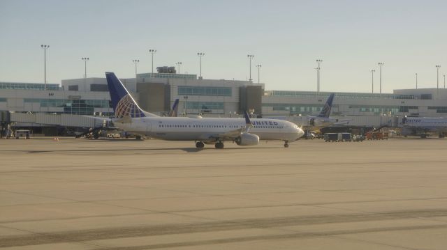 Boeing 737-900 (N68834) - United evening ops at KDEN.