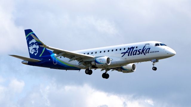 Embraer 175 (N636QX) - QXE2739 from SJC on final to Rwy 16R on 3.23.19. (ERJ-175LR / msn 17000749).