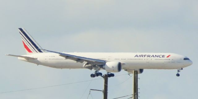 BOEING 777-300ER (F-GZNI) - High hurdles"To the wire"On final approach!"