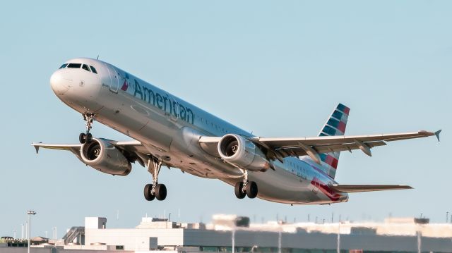 Airbus A321 (N546UW) - American A321 afternoon departure