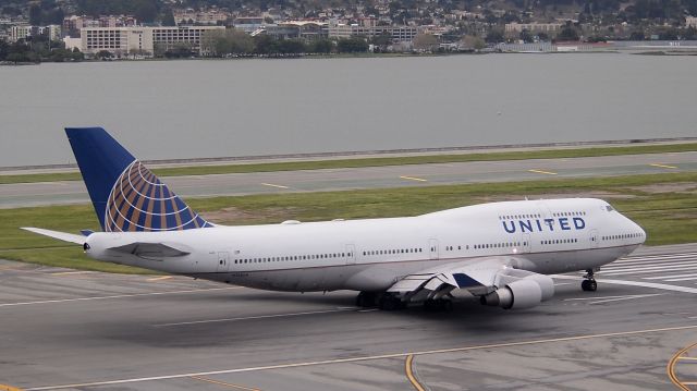 Boeing 747-400 (N122UA) - Starting takeoff roll down 28L