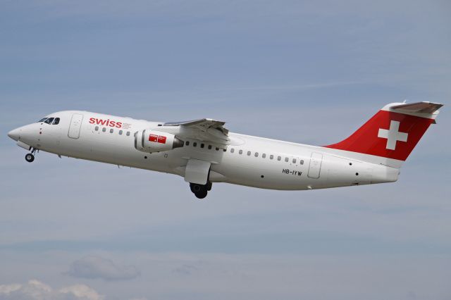 Avro RJ-100 Avroliner (HB-IYW)