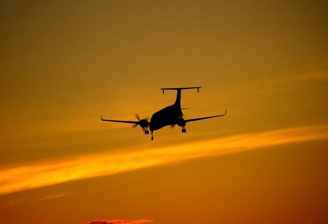 Beechcraft 1900 (N257GL) - A beautiful sunset at Los Angeles International as this Beechcraft comes in to RWY 25L