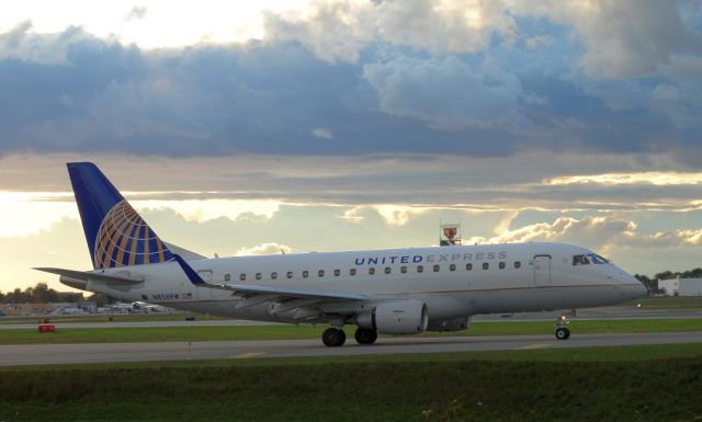 Embraer 170/175 (N858RW)