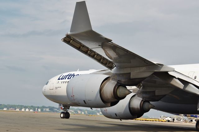 Airbus A330-300 (D-AIHF) - under the wing view !