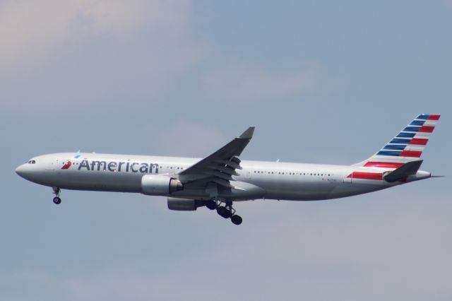 Airbus A330-300 (N271AY) - American Airlines 729 landing from London Heathrow at PHL