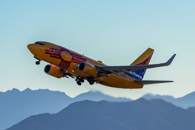 Boeing 737-700 (N781WN) - Southwest Airlines 737-700 in New Mexico One special livery taking off from PHX on 11/6/22. Taken with a Canon 850D and Tamron 70-200 G2 lens.