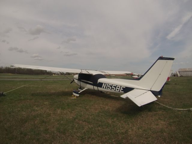 Cessna Skyhawk (N1558E)