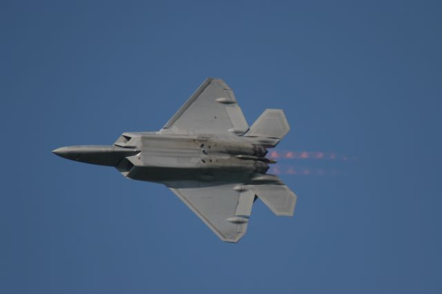 — — - F-22 EAA 2008 Sharp Turn