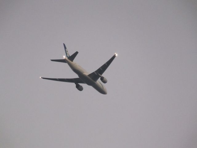 Boeing 777-200 (ZK-OKD) - Seven minutes after sunset on 23/11/2013. Near One Tree Hill about 3 minutes before turn for final approach.