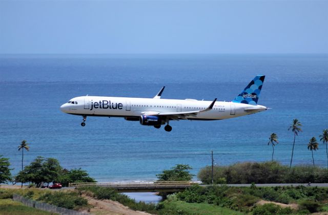 Airbus A321 (N952JB)