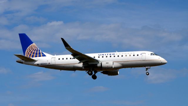 Embraer 175 (N204SY) - SKW349Y from KSFO on final to Rwy 16R on 8.29.19. (ERJ-175LR / cn #17000626).