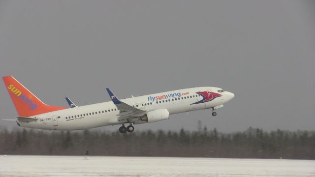 Boeing 737-700 — - Jétais à laérogare au décollage de Sunwing à CYVO qui partait pour Cuba.