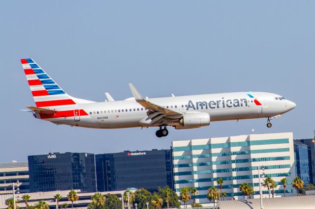 Boeing 737-800 (N969NN)