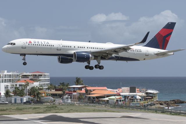 Boeing 757-200 (N557NW)