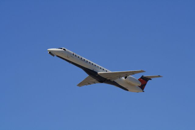 Embraer ERJ-135 (N579RP) - Leaving Montreal-Trudeau