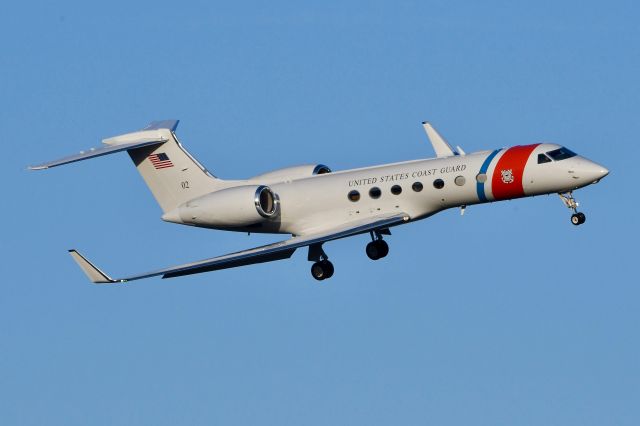 Gulfstream Aerospace Gulfstream V (C202) - Banking over the Potomac river heading for Washington-National's runway 19