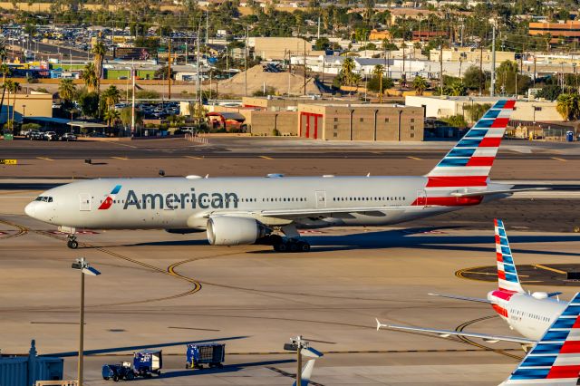 Boeing 777-200 (N760AN) - American Airlines 777-200 taxiing at PHX on 11/6/22. Taken with a Canon 850D and Tamron 70-200 G2 lens.