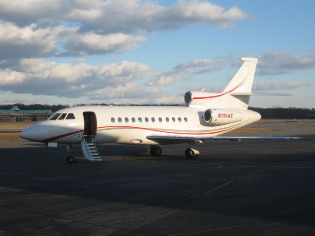 Dassault Falcon 900 (N191AE) - Getting ready to depart from Lynchburg, VA.