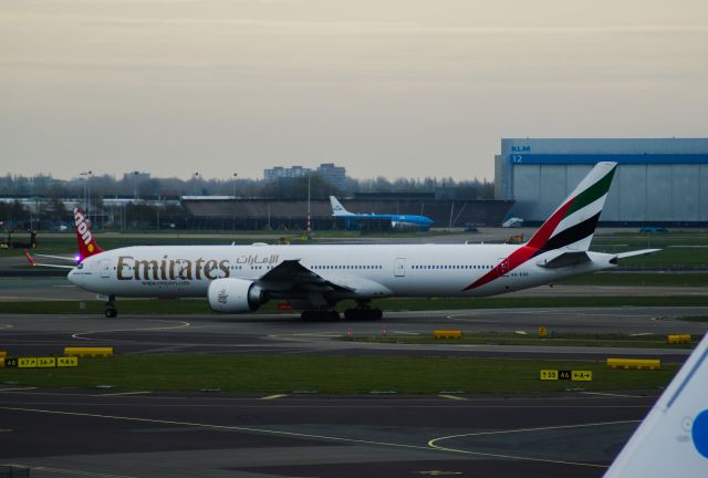 BOEING 777-300 (A6-EGD) - Emirates B777-31HER cn38988  13-04-2022