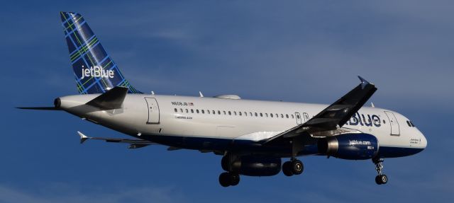 Airbus A320 (N608JB)