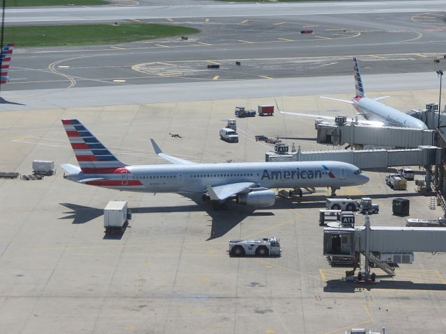 Boeing 757-200 (N200UU)