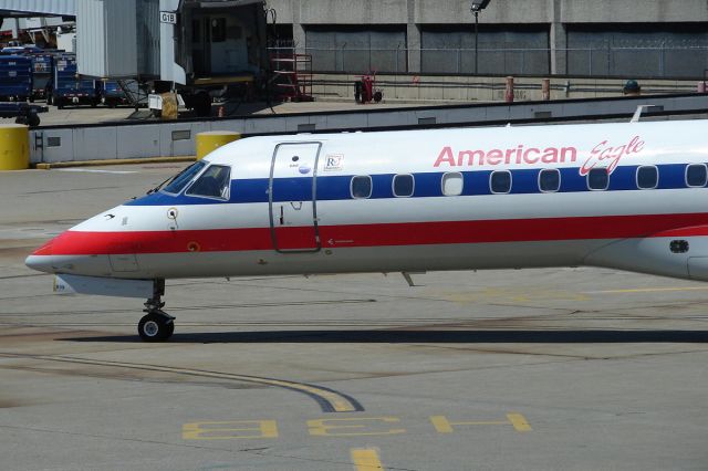 Embraer ERJ-135 (N839AE)