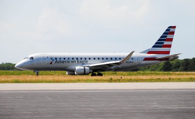 Embraer 175 (N429YX)