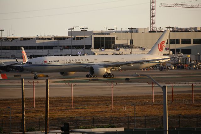 BOEING 777-300ER (B-2043)