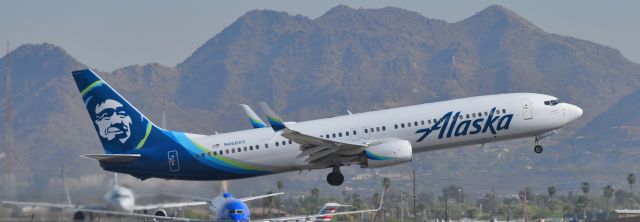 Boeing 737-700 (N468AS) - phoenix sky harbor international airport 08APR21