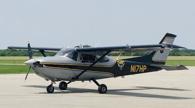 Cessna Skylane (N17HP) - We were having lunch outside at Grimes (I74) in Urbana when this beauty arrived.