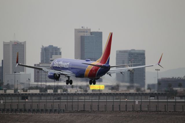 Boeing 737-800 (N8693A)