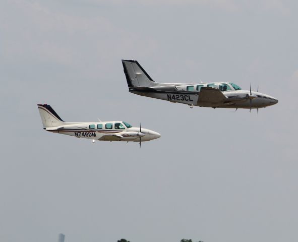 Beechcraft Baron (58) (N423CL) - Barons in formation at the NC Formation Flying Clinic 2019.