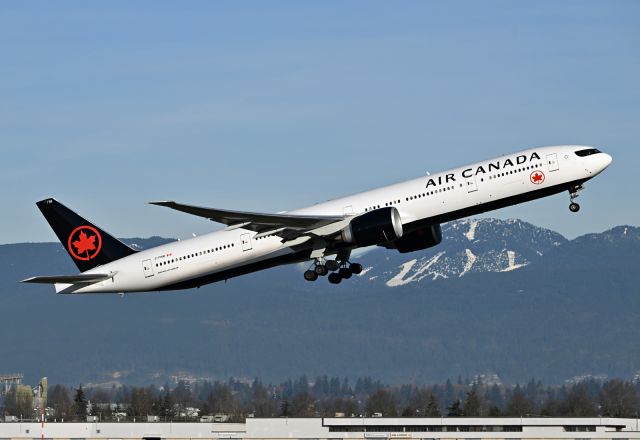 BOEING 777-300ER (C-FIVM)