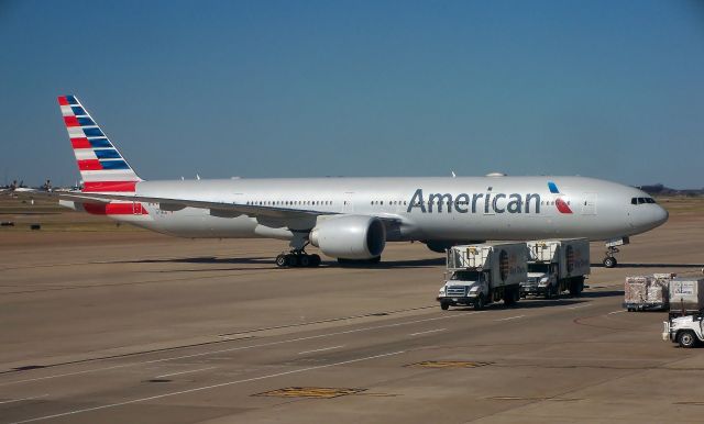 BOEING 777-300ER (N719AN) - AA 777-323/ER N719AN at DFW on Oct 30, 2014.