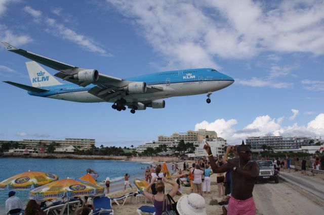 Boeing 747-400 (PH-BFL) - PH-BFL inbound to Princess Juliana Intl (TNCM / SXM) on Dec 13th, 2011