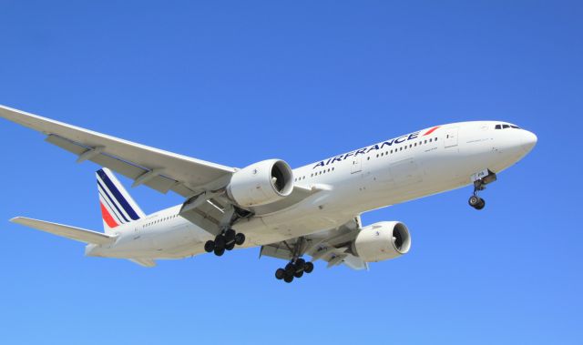 Boeing 777-200 (F-GSPA) - Short final into Toronto on a sunny day.